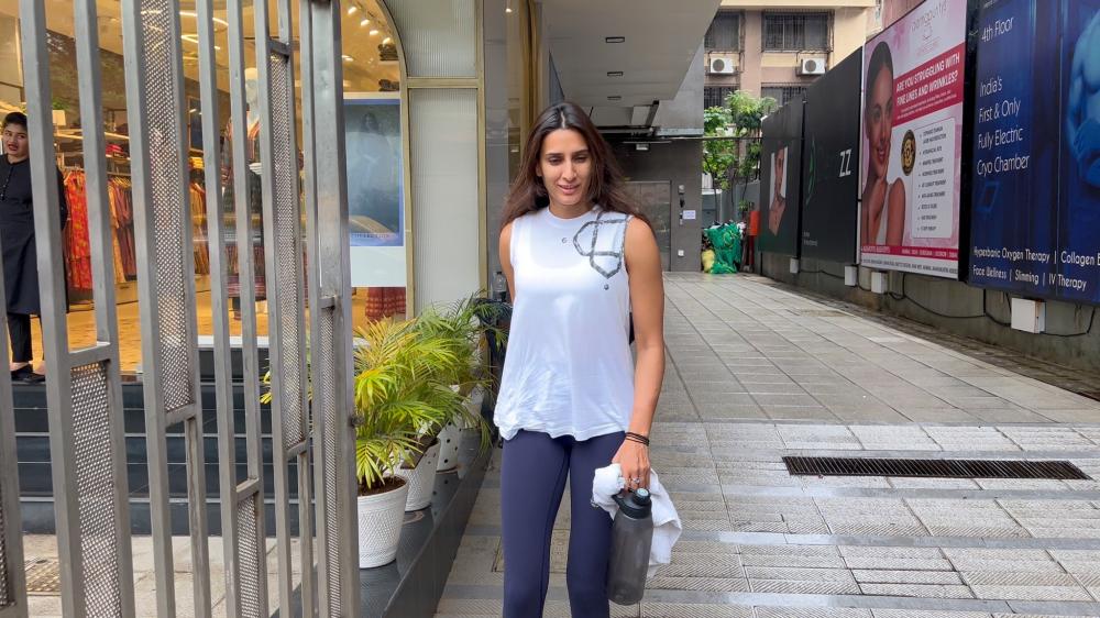 pragya-kapoor-was-snapped-at-the-gym-in-bandra-keeping-her-fitness-game-strong